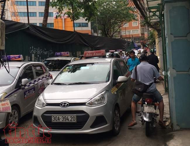 Tái lấn chiếm lòng đường ngõ 34 Hoàng Cầu (Hà Nội) ảnh 2